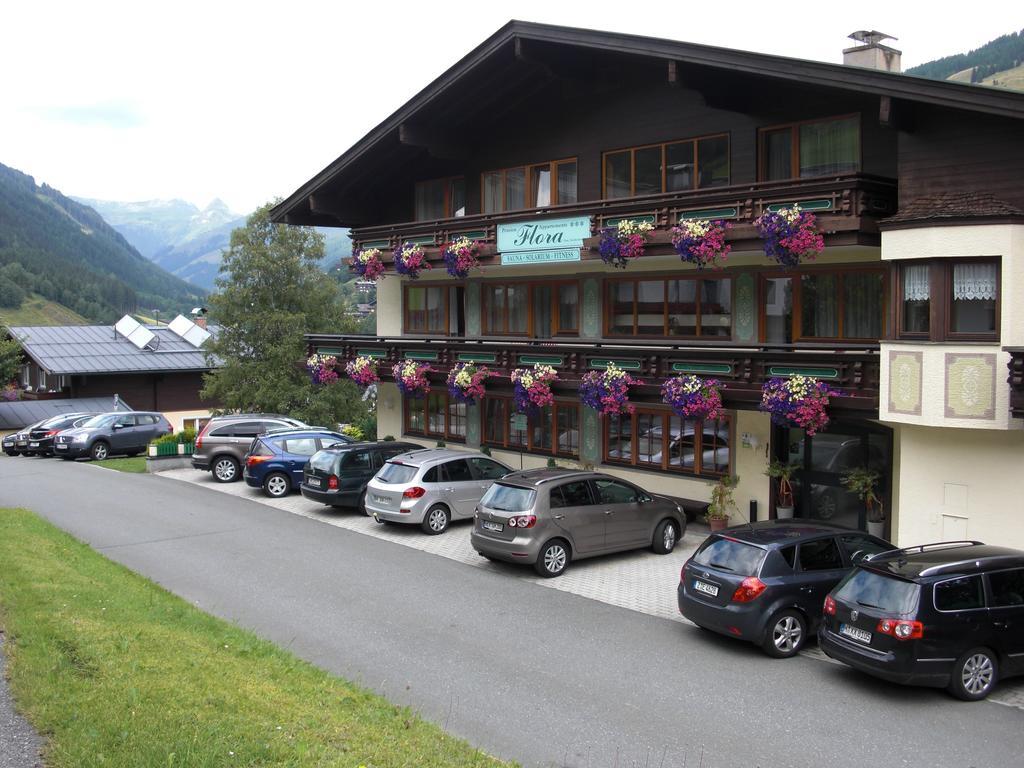 Hotel-Pension Flora Saalbach-Hinterglemm Exterior foto